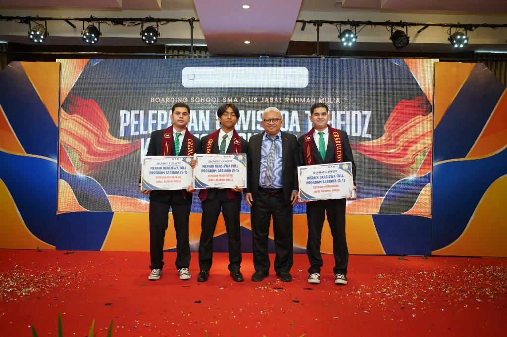Tiga siswa berprestasi Jabal Rahmah Mulia, Muhammad Haikal, Muhammad Nawfal, dan Rafly Zaidan Ahmad, peraih beasiswa S1 100% dari sekolah islam terbaik di Medan.