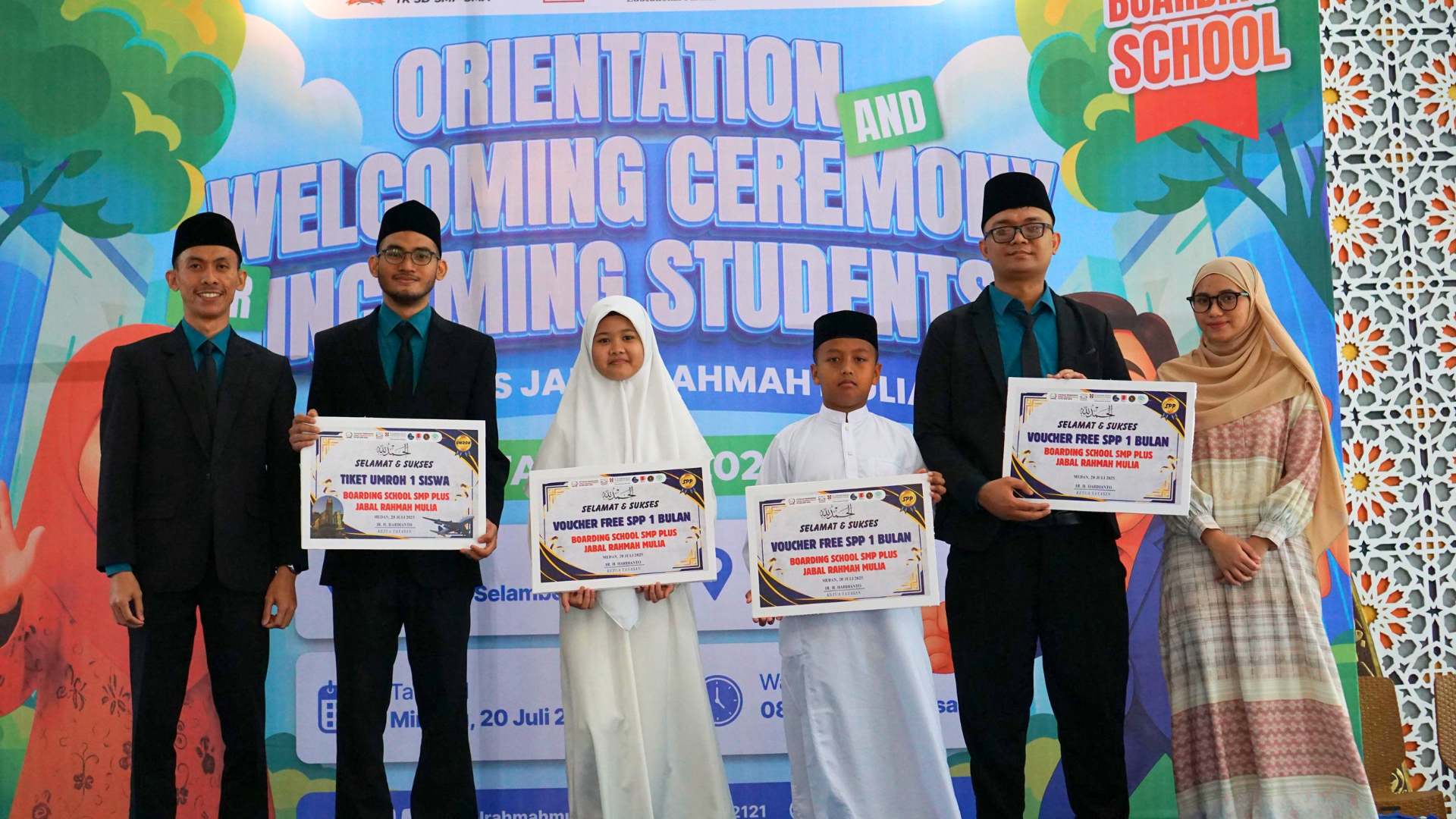Pimpinan SMP Plus Jabal Rahmah Mulia menyerahkan hadiah tiket umroh kepada orang tua siswa baru, wujud apresiasi sekolah Islam boarding terbaik di Medan