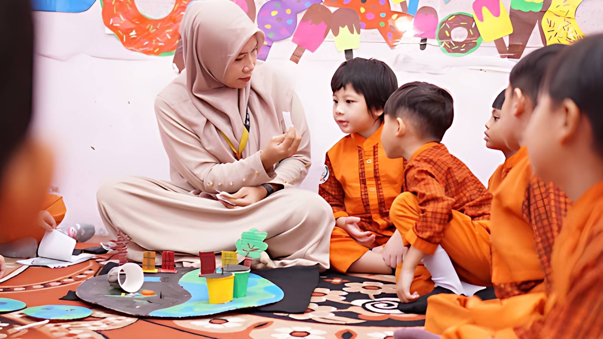 Siswa TK Jabal Rahmah Mulia, sekolah Islam terbaik di Medan, sedang belajar tahfidz dengan metode menyenangkan