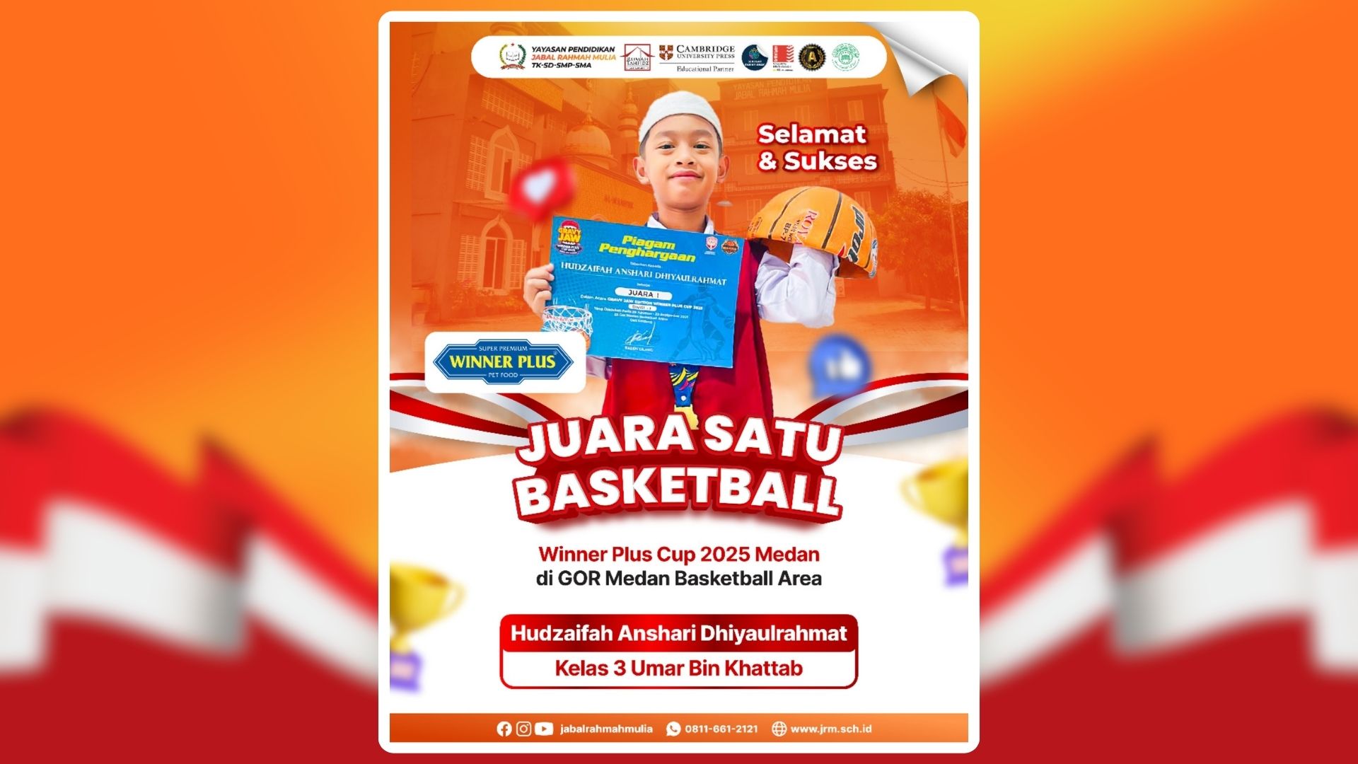 Siswa dari sekolah Islam terbaik di Medan Hudzaifah Anshari Dhiyaulrahmat memegang piala juara 1 basket.