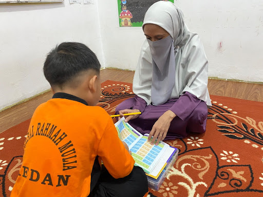 Guru tahfidz di Sekolah Islam Terbaik Medan memberikan tips hafalan Al-Qur'an